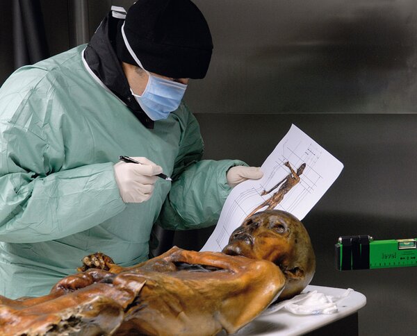 Mumie von Ötzi im Archäologiemuseum Bozen