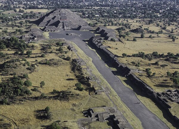 Straße der Toten in Teotihuacán Luftbild von Teotihuacan