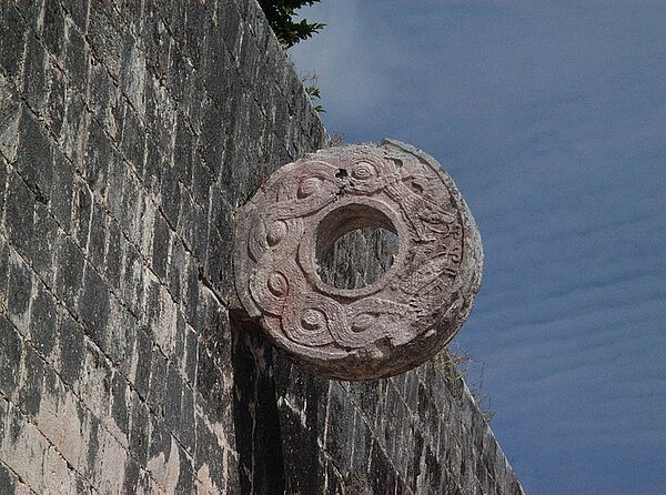 Zielring auf einem Ballspielplatz der Maya