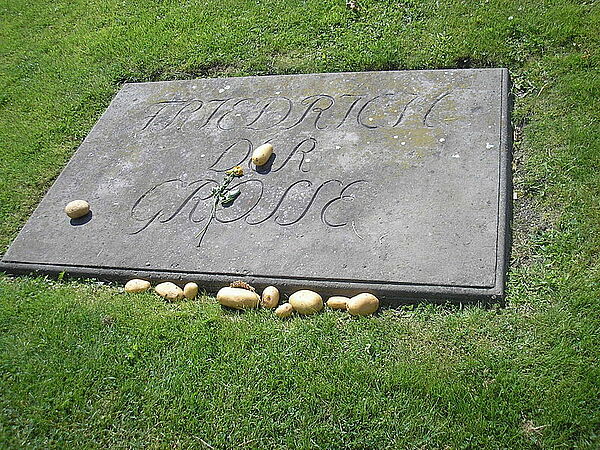 Grabplatte mit Kartoffeln