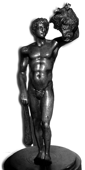 Standbild des Theseus mit dem Kopf des Minotaurus