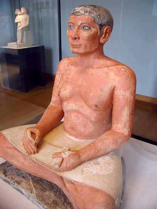 Statue von einem sitzenden Schreiber