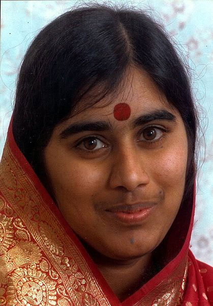 Indische Frau Sitzt Auf Dem Boden Mit Nackter Fotze
